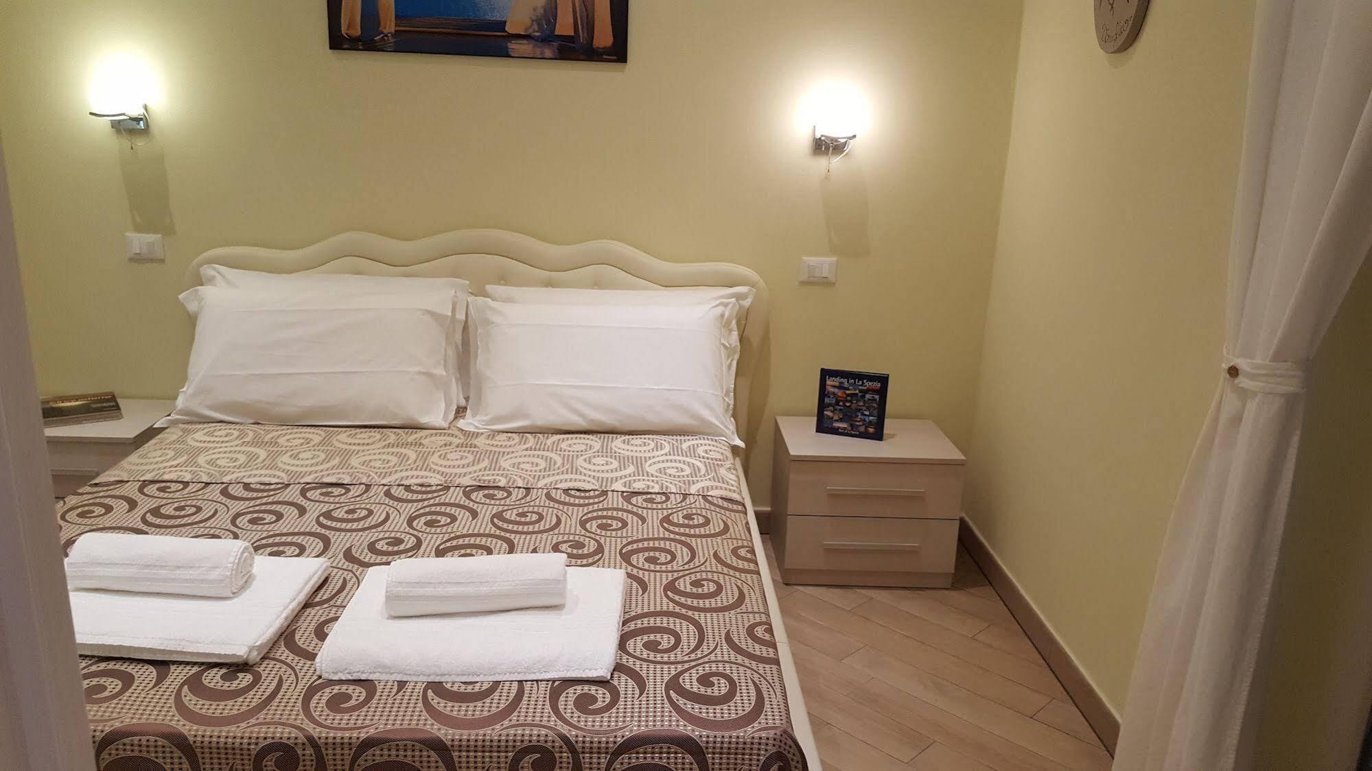 Guest House Le Tre Spezie Специя Экстерьер фото